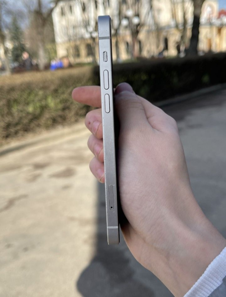 Продам iPhone 12 64 Neverloc айфон 12 64 в хорошем состоянии