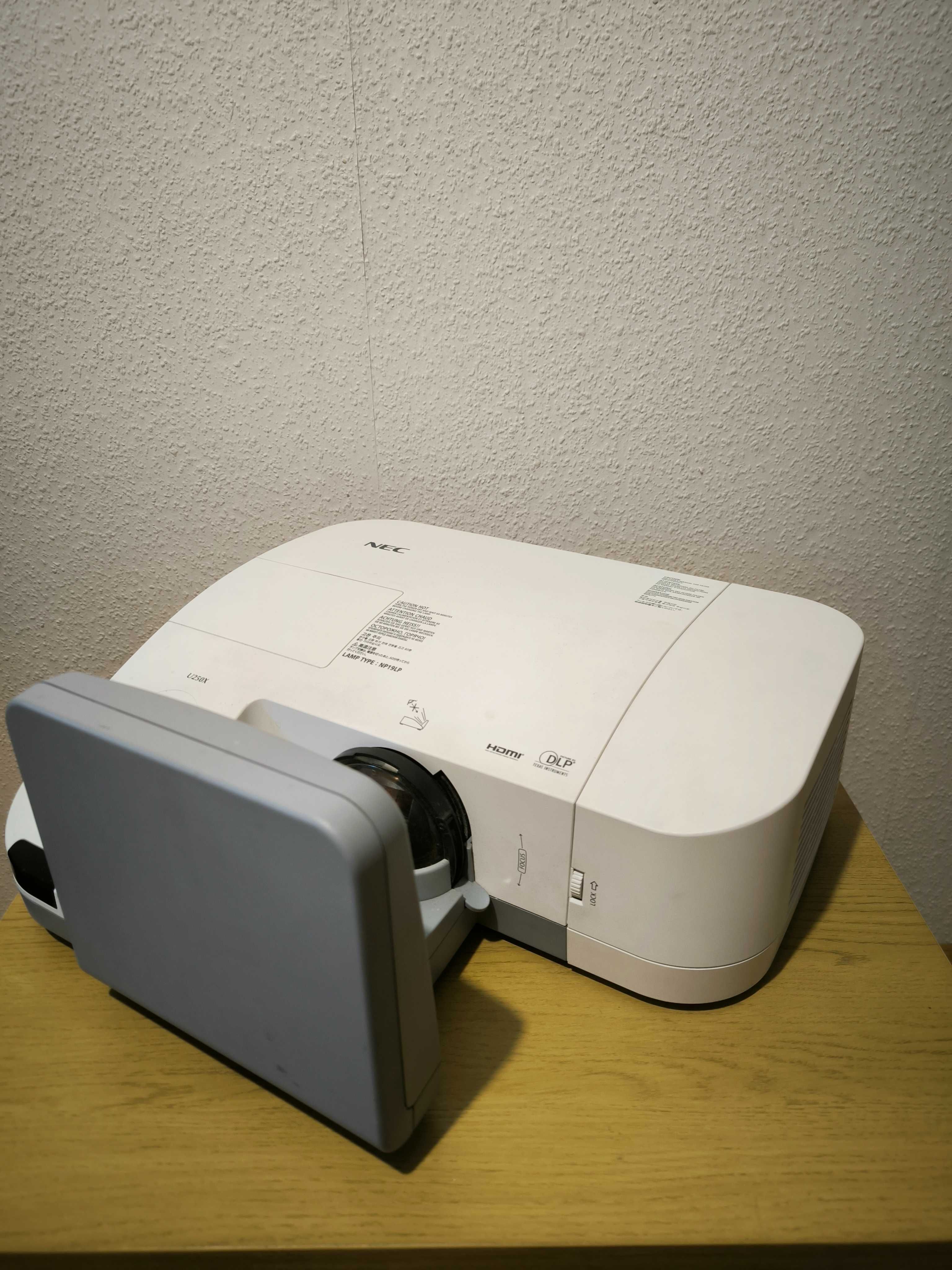 Projektor NEC NP250X DLP + Ekran GRATIS