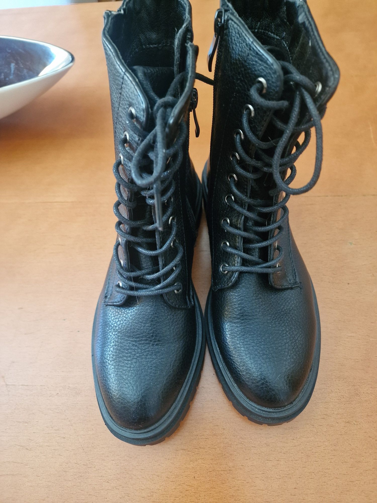 Botas novas em pele