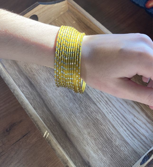 Pulseira dourada.