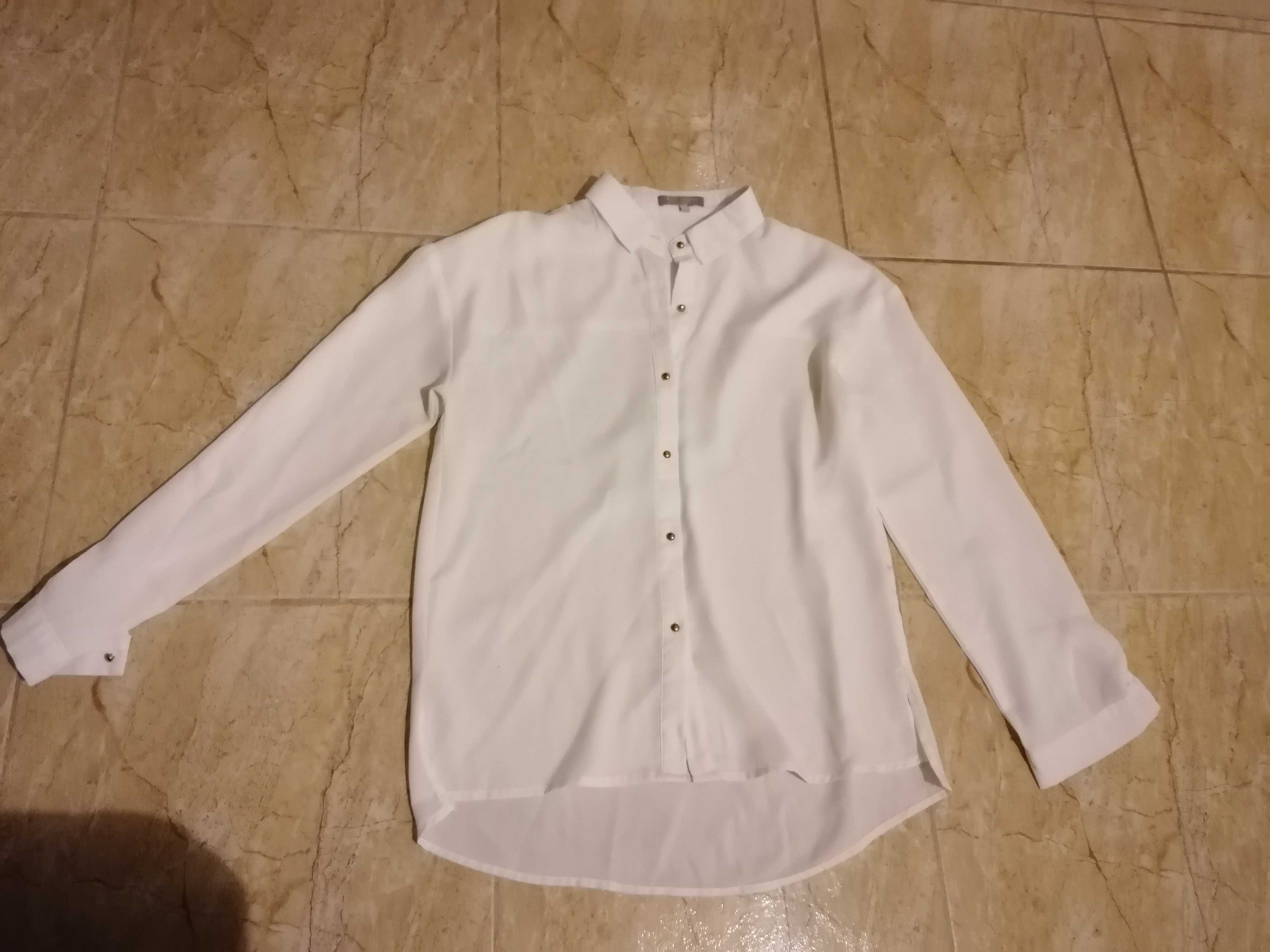 Blusa branca com botões dourados