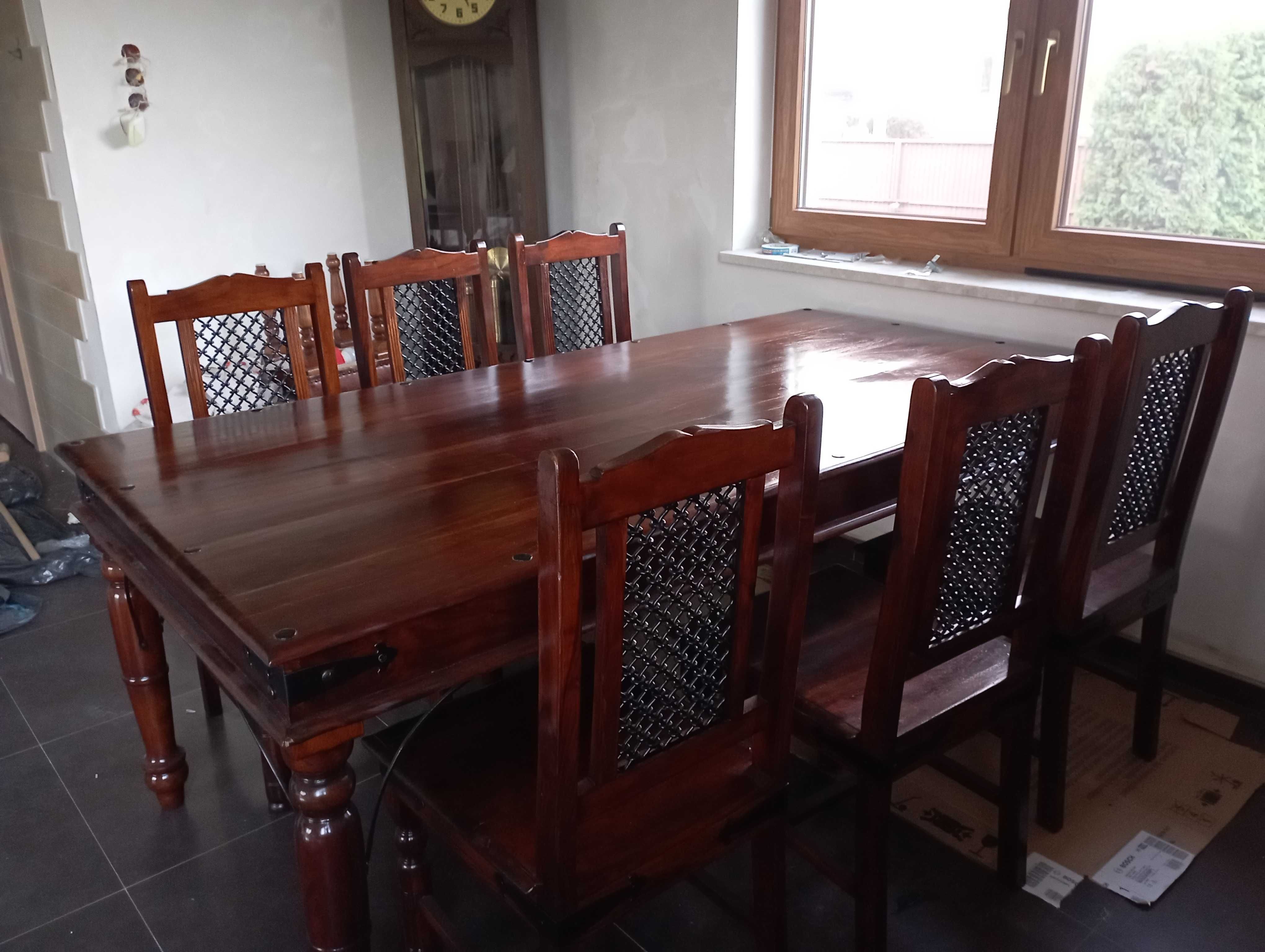 Piękny drewniany stół z 6 krzesłami