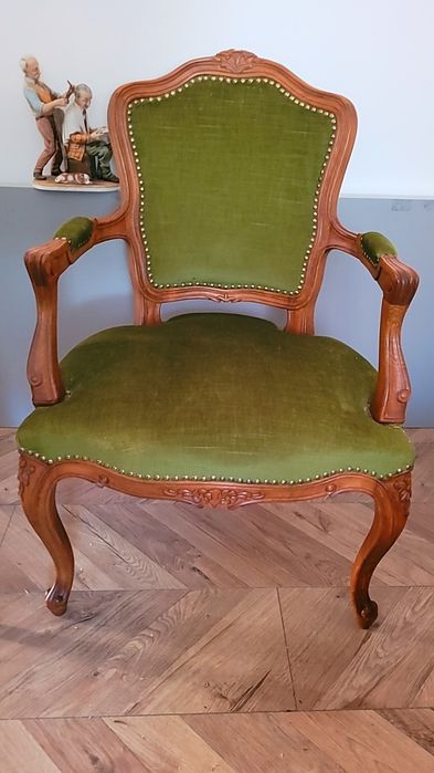 Fotel ludwik Filip z  litego drewna na sprezynach