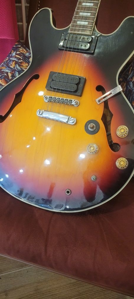 Guitarra eléctrica "Maison"