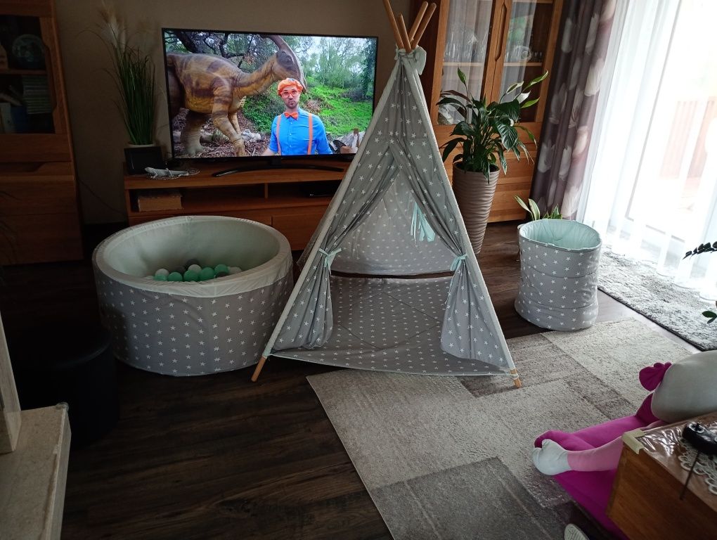 Sprzedam tipiti basen z kulkami i kosz na zabawki