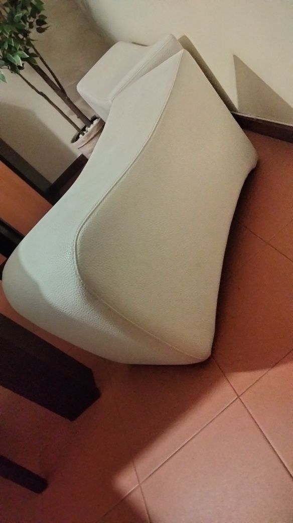Bancos / pufs em pele branca.