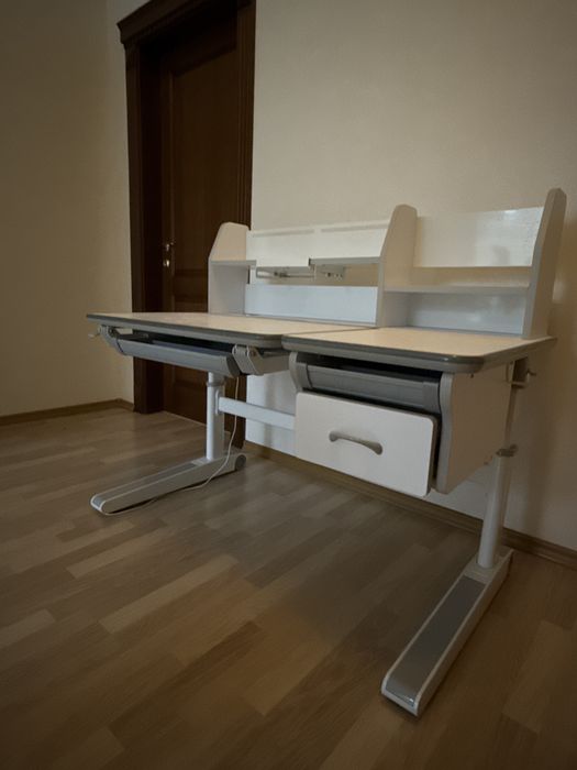 Продаю дитячу парту Mealux у відмінному стані!