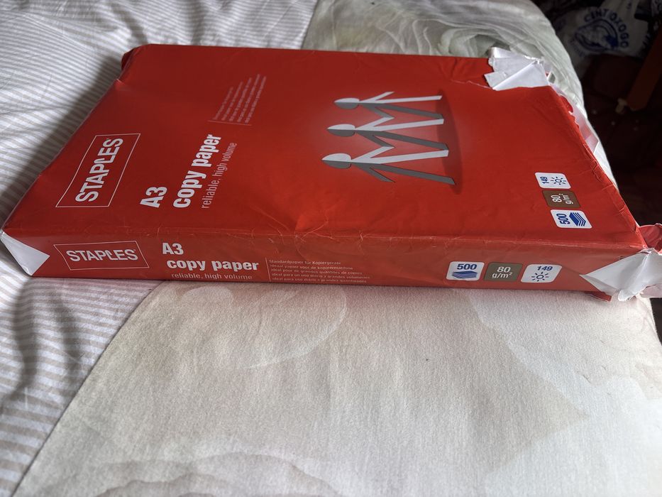 Resma de papel A3 - quase inteira!