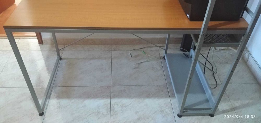 Secretária com parteleiras