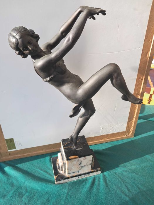 Escultura estilo arte deco