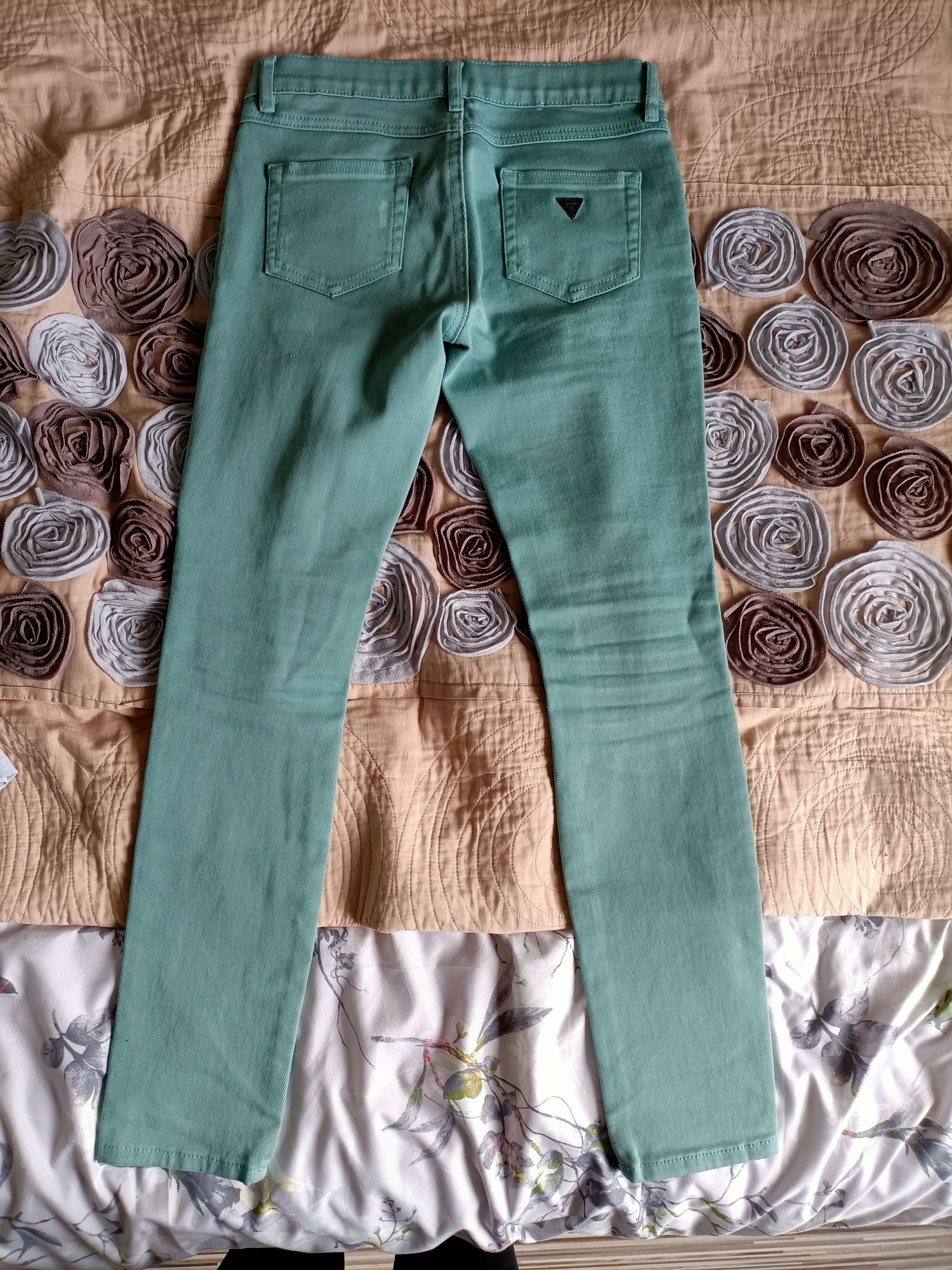 Guess spodnie z dziurami r. 152