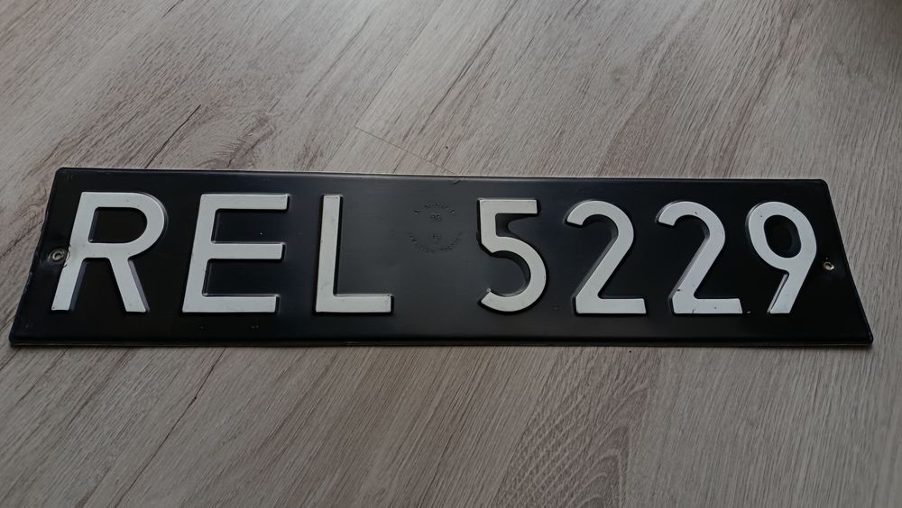 Czarna tablica rejestracyjna prl