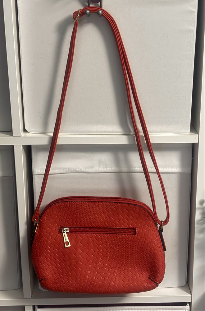 Malinha a tiracolo, como nova. Tem bolsos e fecho no interior.