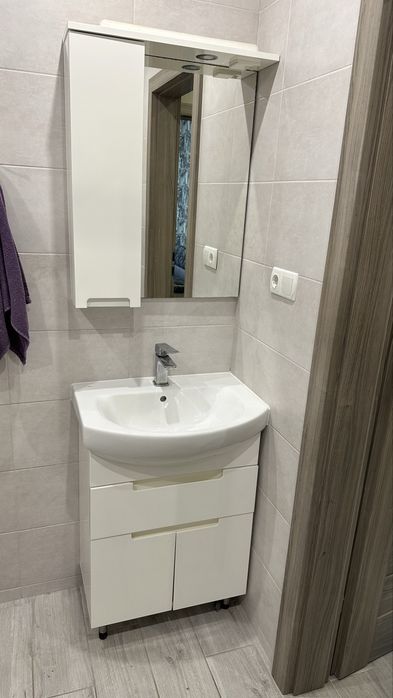 Продается комплек умывальник с тумбой и шкафчиком ванную