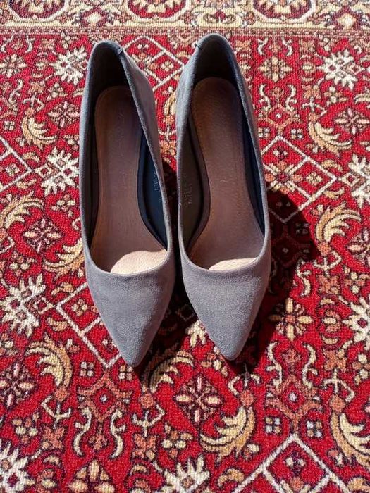 Szare Buty Na Słupku