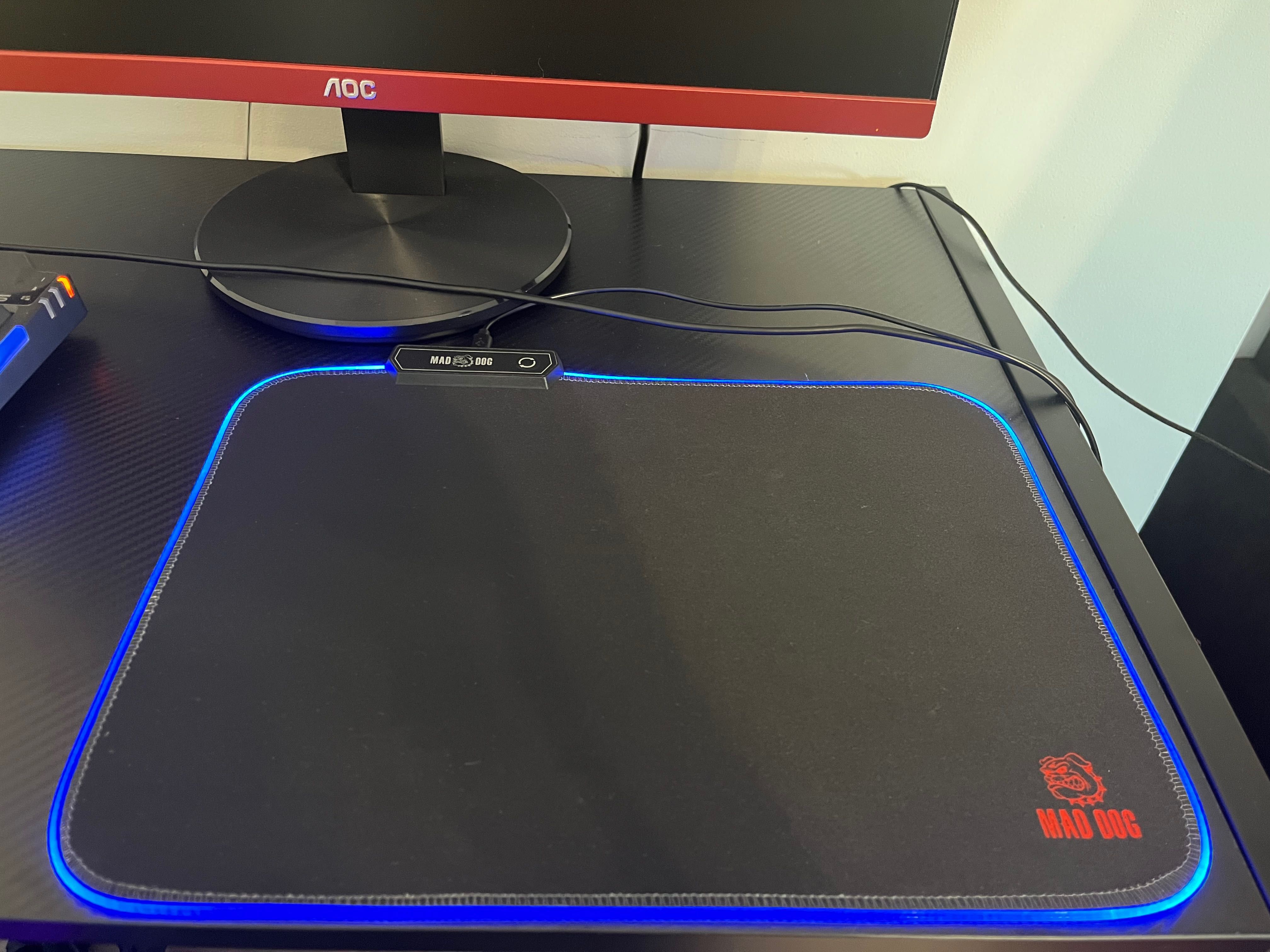 Komputer gamingowy w zestawie z monitorem, klawiaturą, myszką