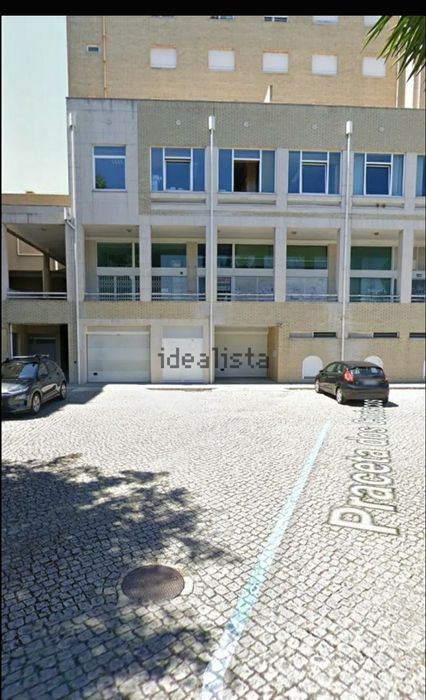 Loja comercial com 80 m² e 4 m de pé direito