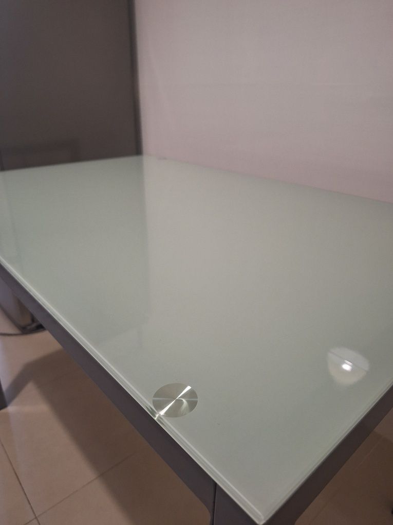 Mesa com tampo em vidro