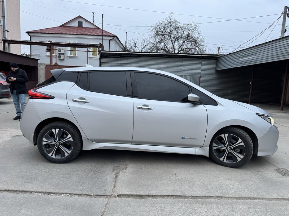 Nissan LEAF SV 2019 рік
