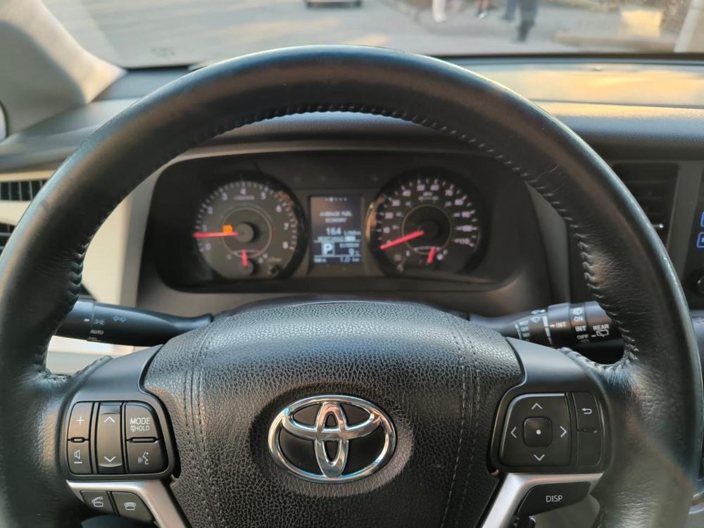 Продам Toyota Sienna 2014 год. Возможен кредит.