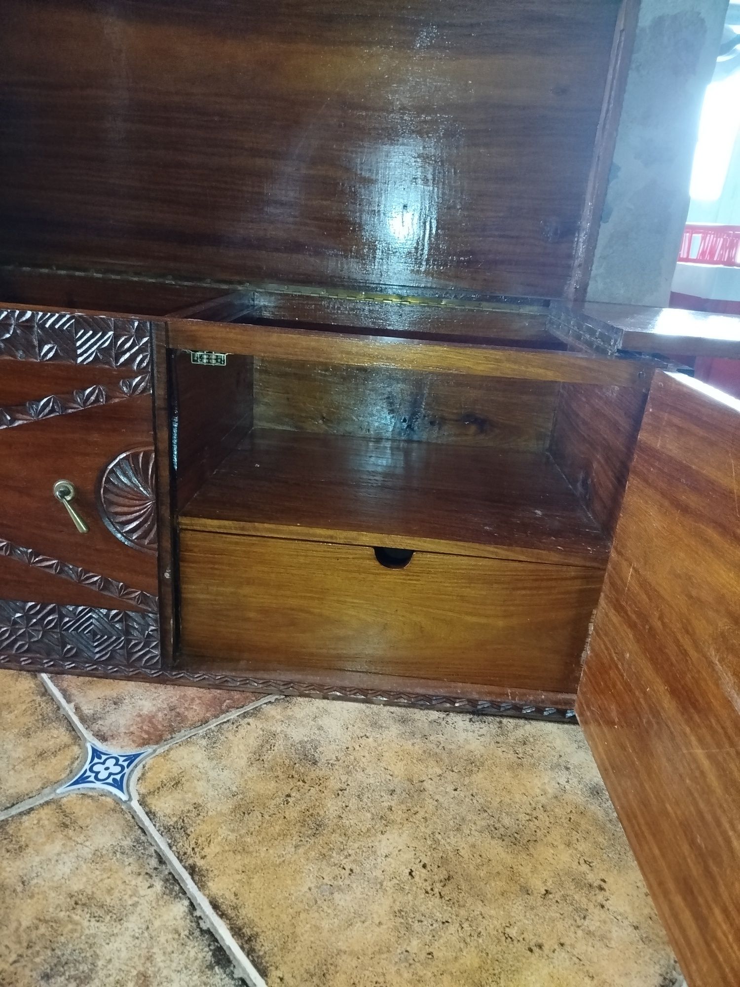 Baú em madeira com detalhes