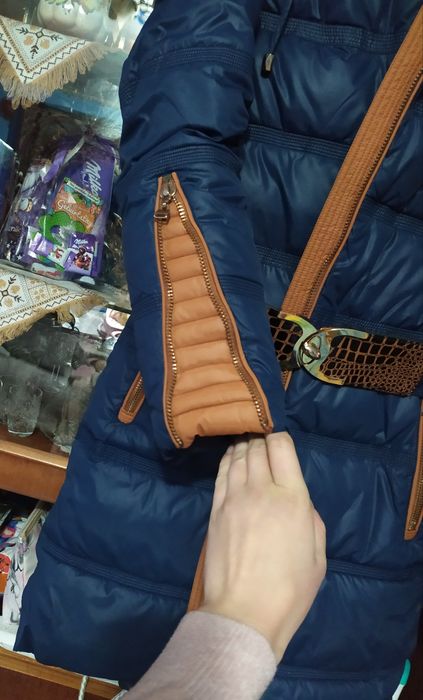 Плащ зимній синій колір. З рижим. На капішон  є мох з лисиціі.