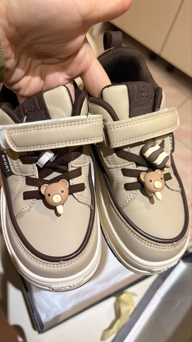 Красиві нові кросівки з ведмедиками