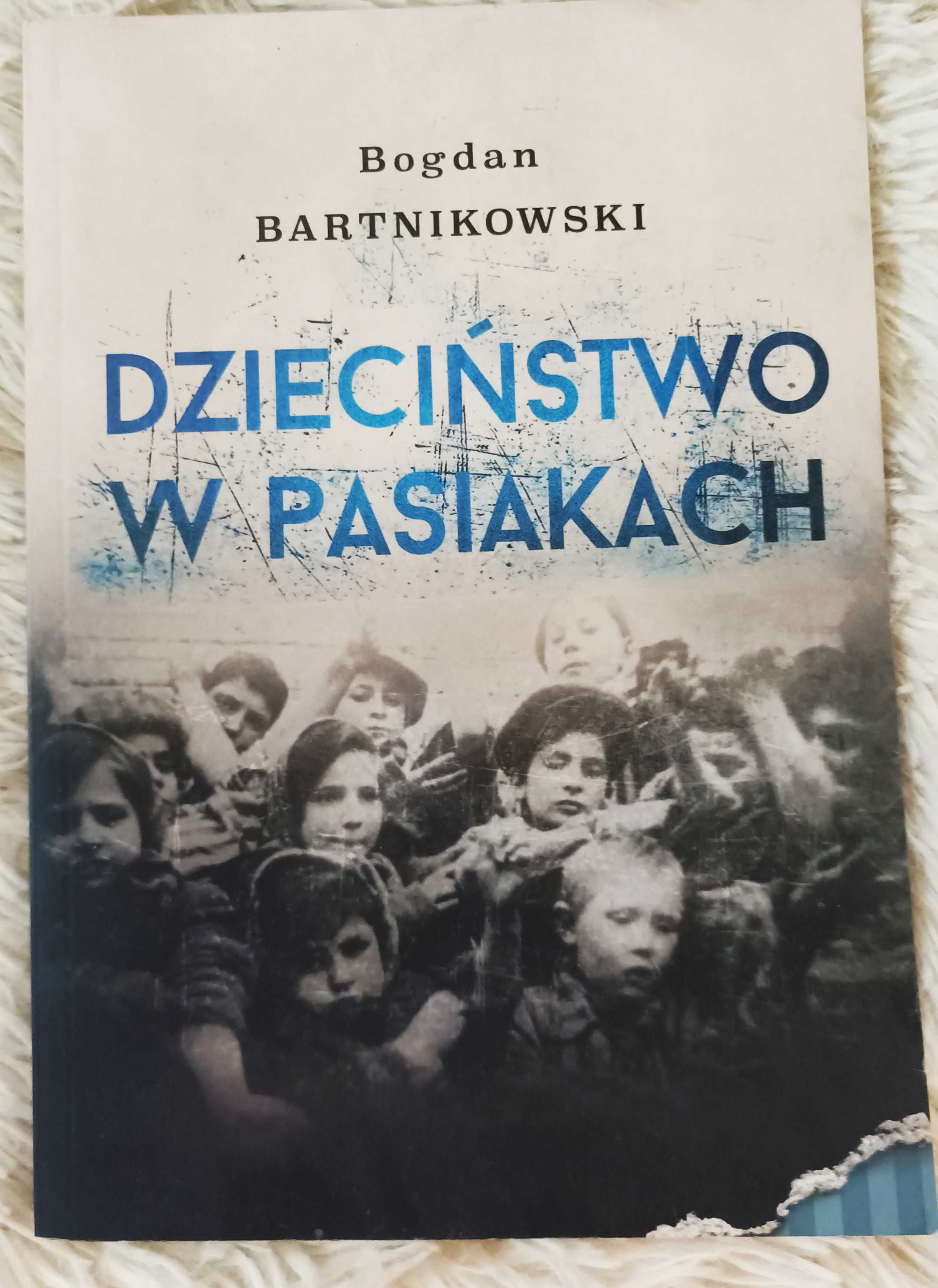 Książka "Dzieciństwo w pasiakach" i "Dziewczęta z Auschwitz"