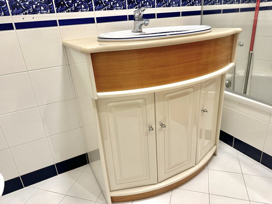 Movel casa de banho com lavatorio e torneira