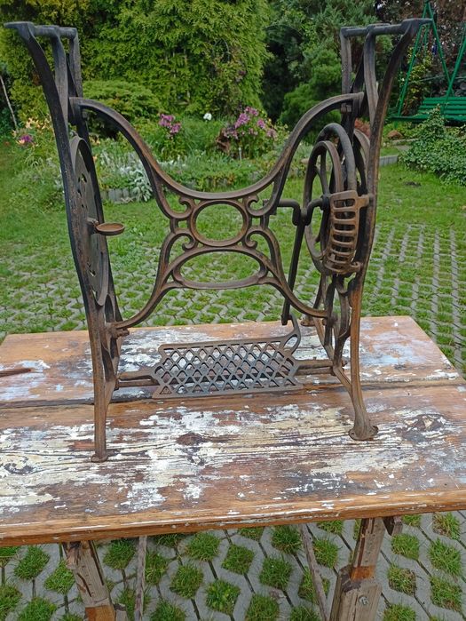 Stolik z blatem na żeliwnych nogach