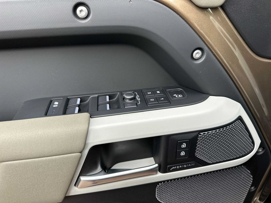 Land Rover Defender D300 X-Dynamic