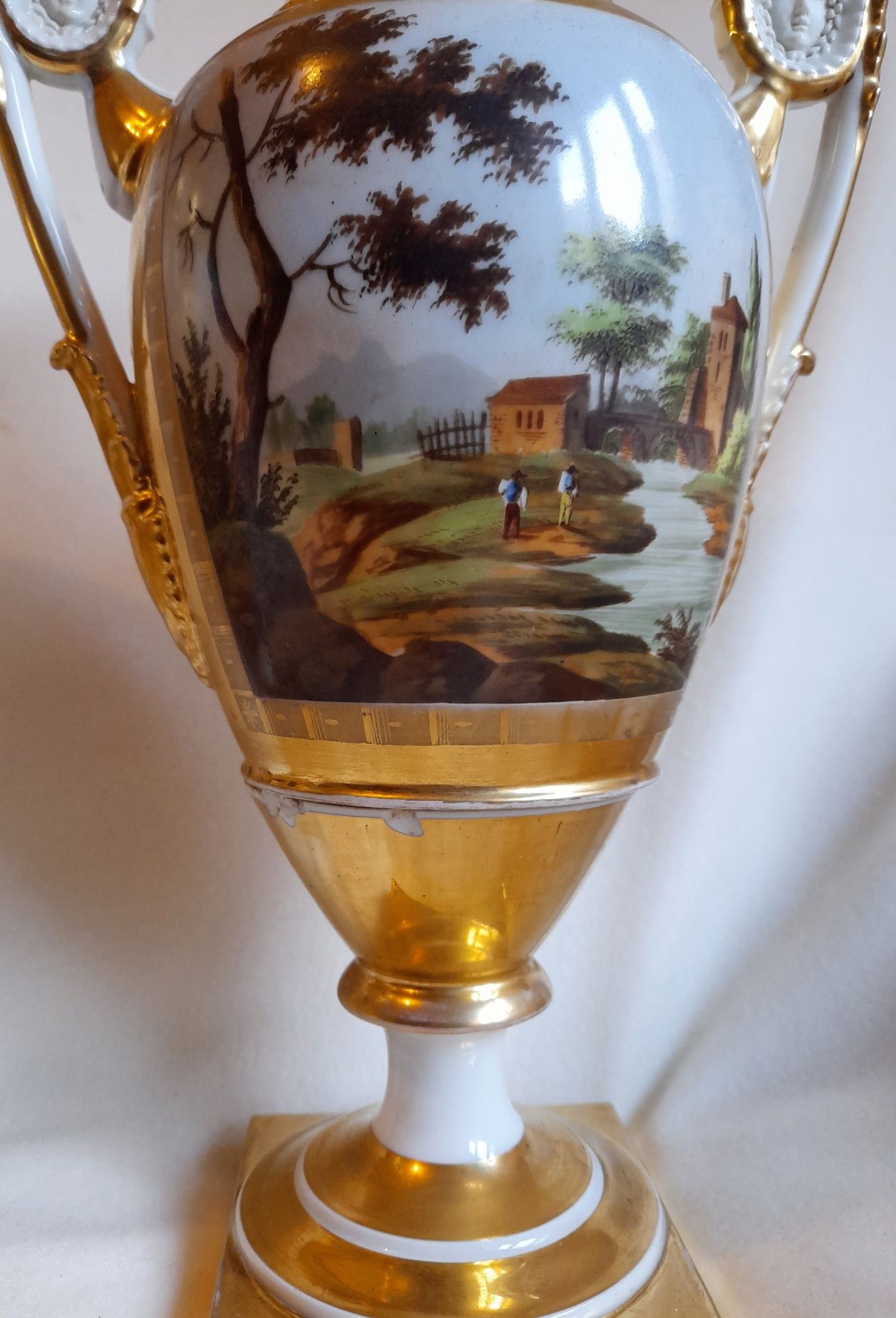 Par de jarras sec. XIX, em porcelana francesa.