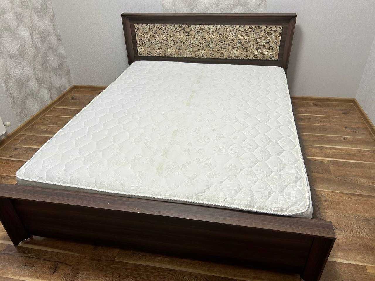 Комплект: Ліжко+матрац,2 тумбочки та комод