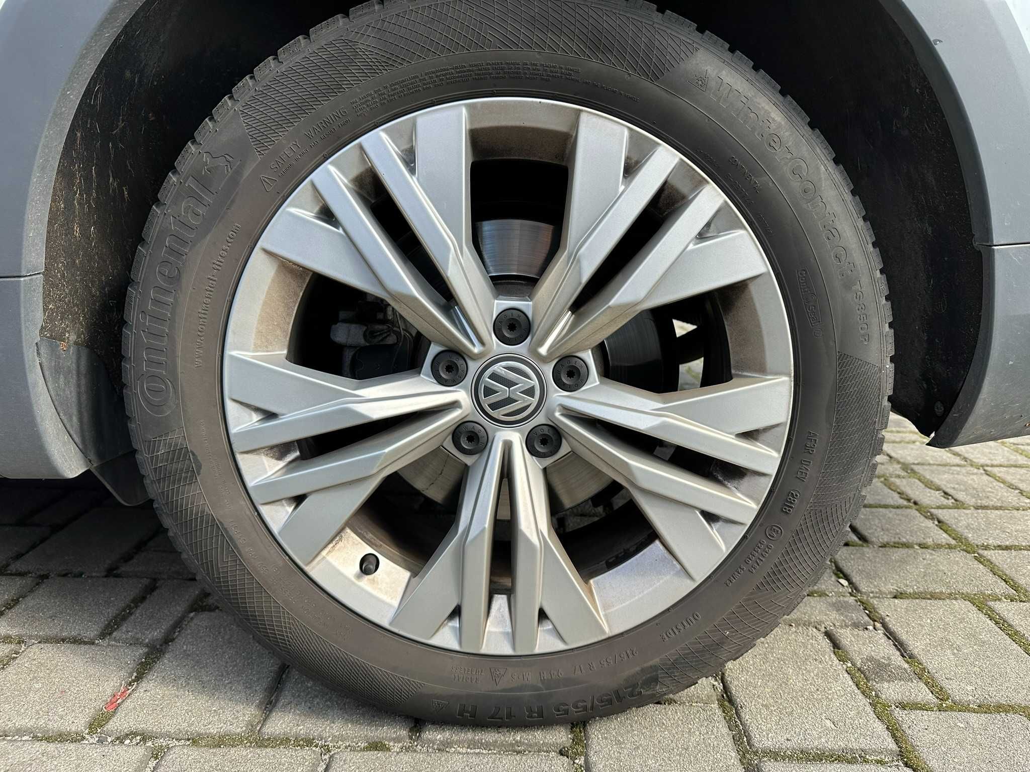 Oryginalne alufelgi VW z oponami Continental