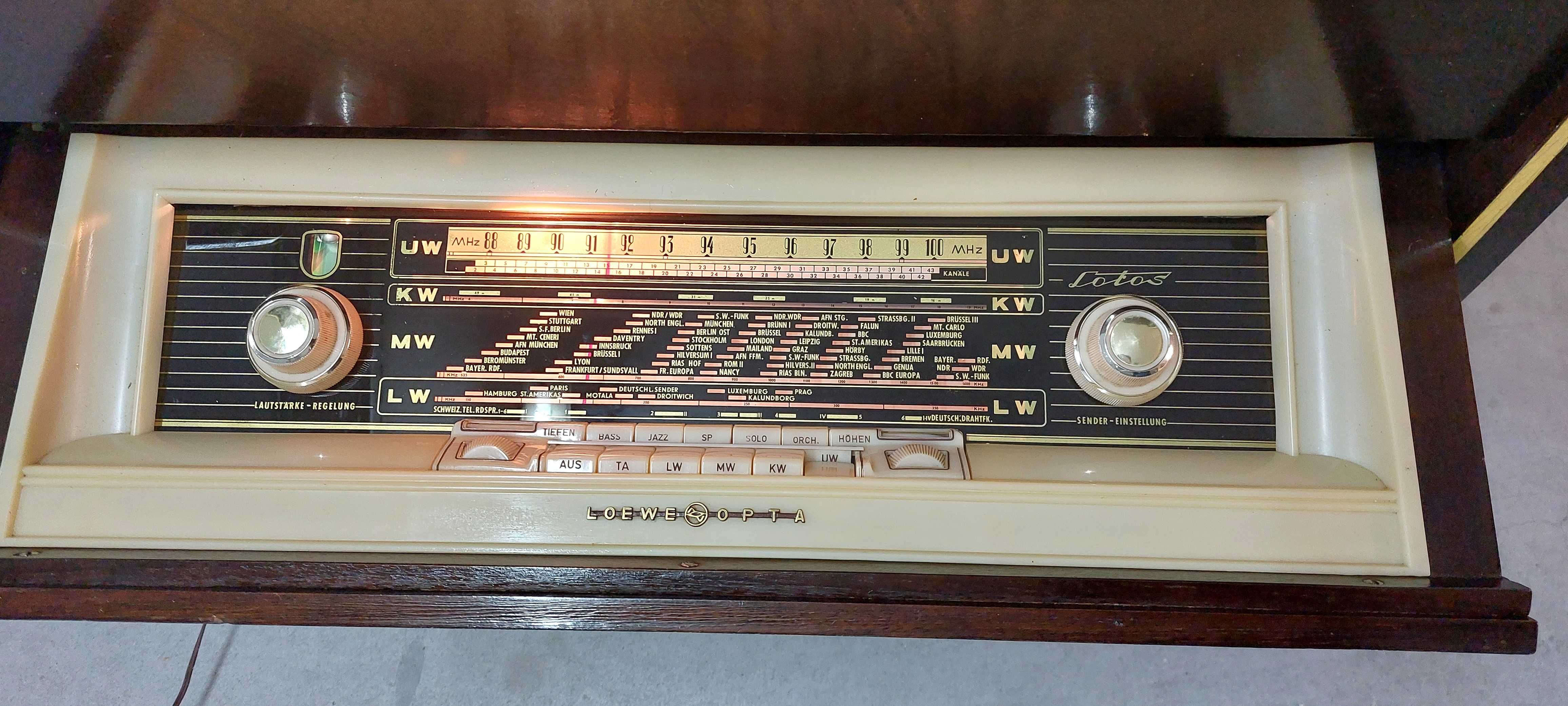 Móvel Loewe Opta antigo c/ rádio e gira discos