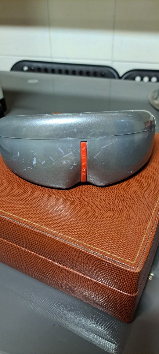 Óculos de sol Prada modelo sps 53l.