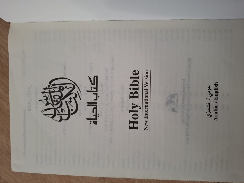 Biblia New International Version język angielski i arabski