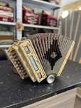 Concertina pequena La#Re#