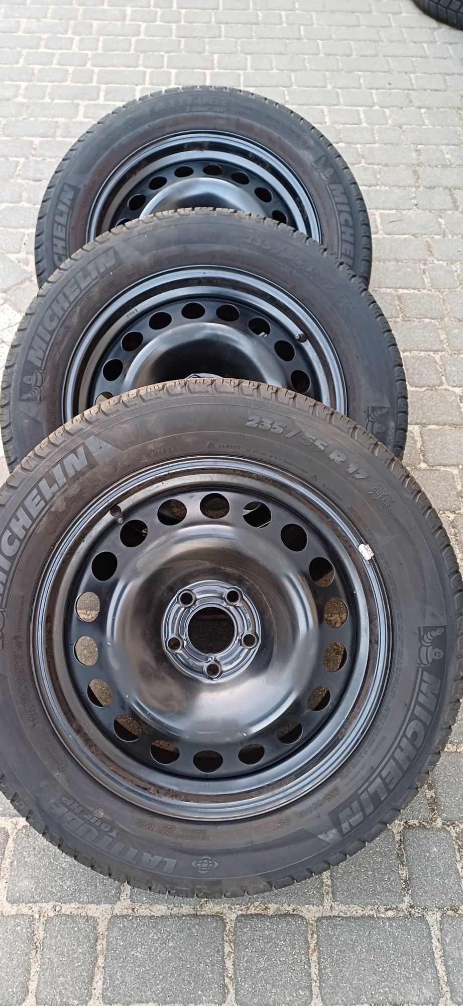 FORD KUGA , 7,5x17 , 235/55R17  , komplet kół stalowych z kołpakami.