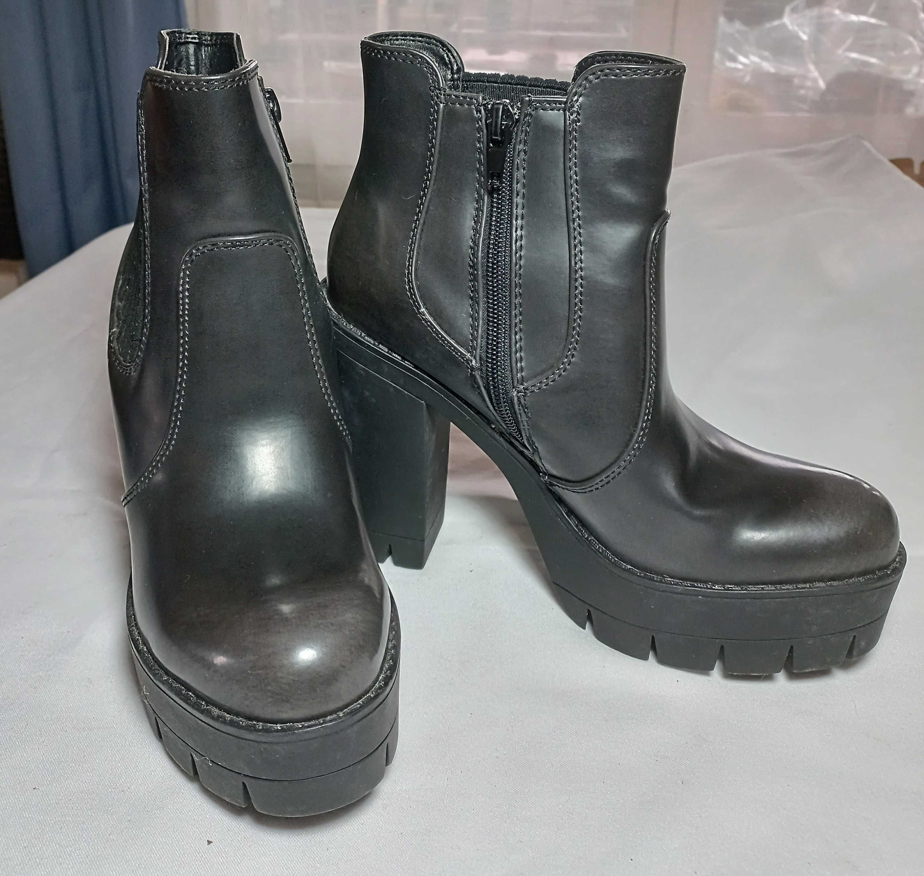 Botas de salto alto e cano curto Catwalk - como novas