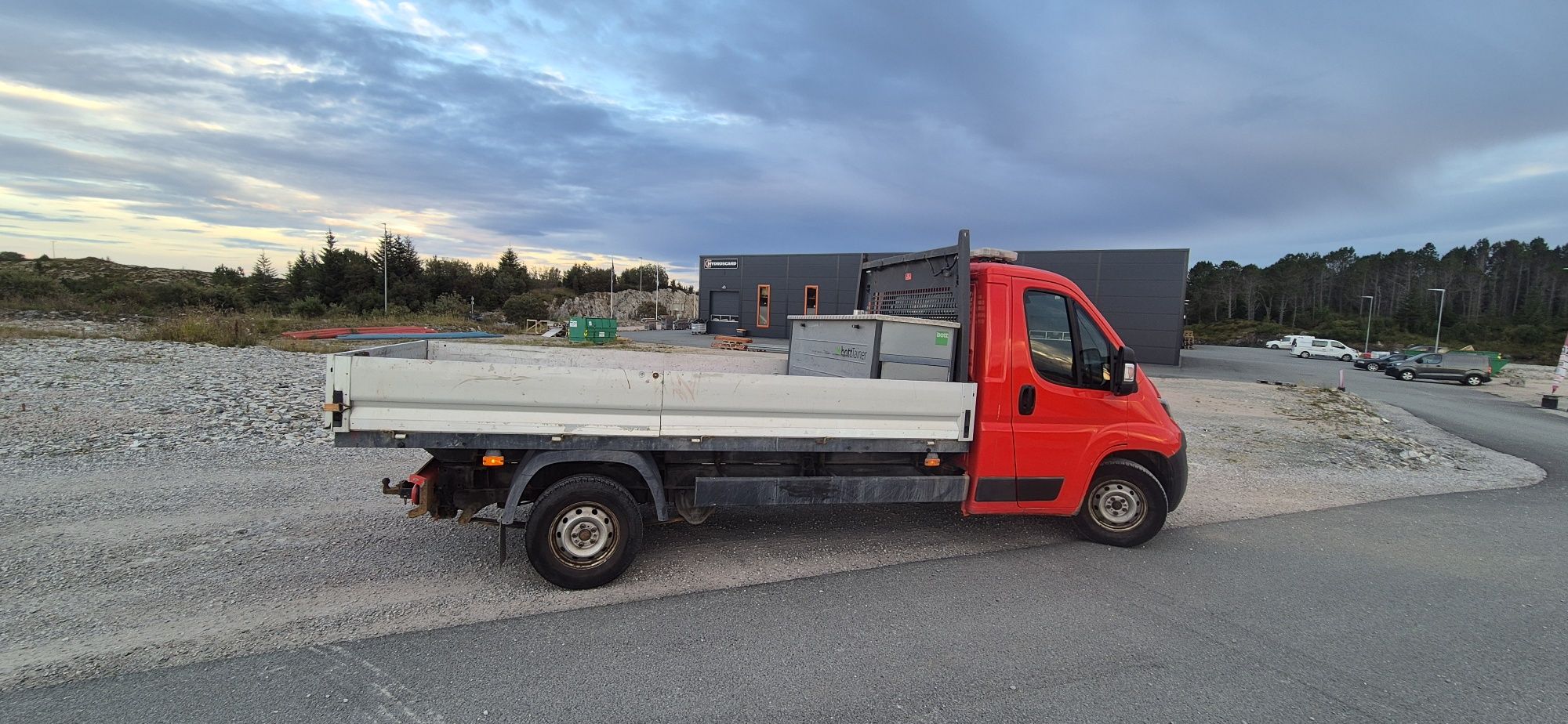 Peugeot Boxer skrzenia 3.3m, ład.1.5t.,hak2, 5t,roz.4.03m. Zarejestrow