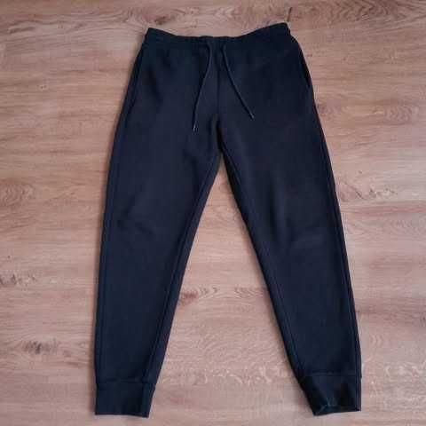 Czarne dresowe joggery Cropp regular rozm. S