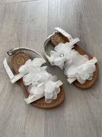 Босоніжки сандалі 24 23 для дівчинки саяткові білі з квітами