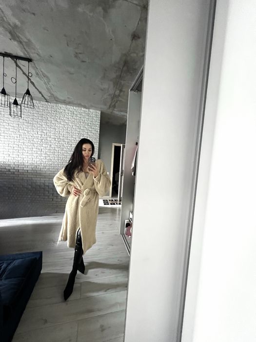 Пальто оврсайз из экоматериаоа теплое с поясом ,состояние нового