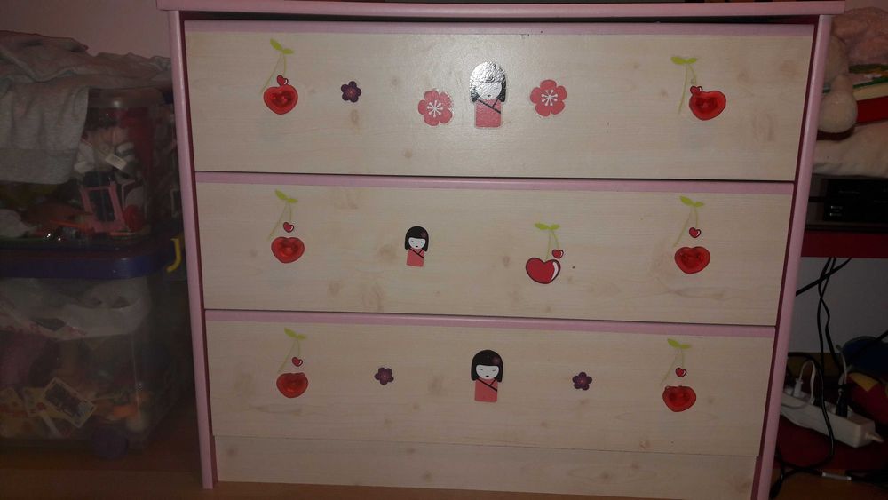 Quarto de menina, secretária e estante