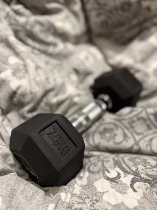 Продам гантелю для тренировок занятия спорта  7,5 кг