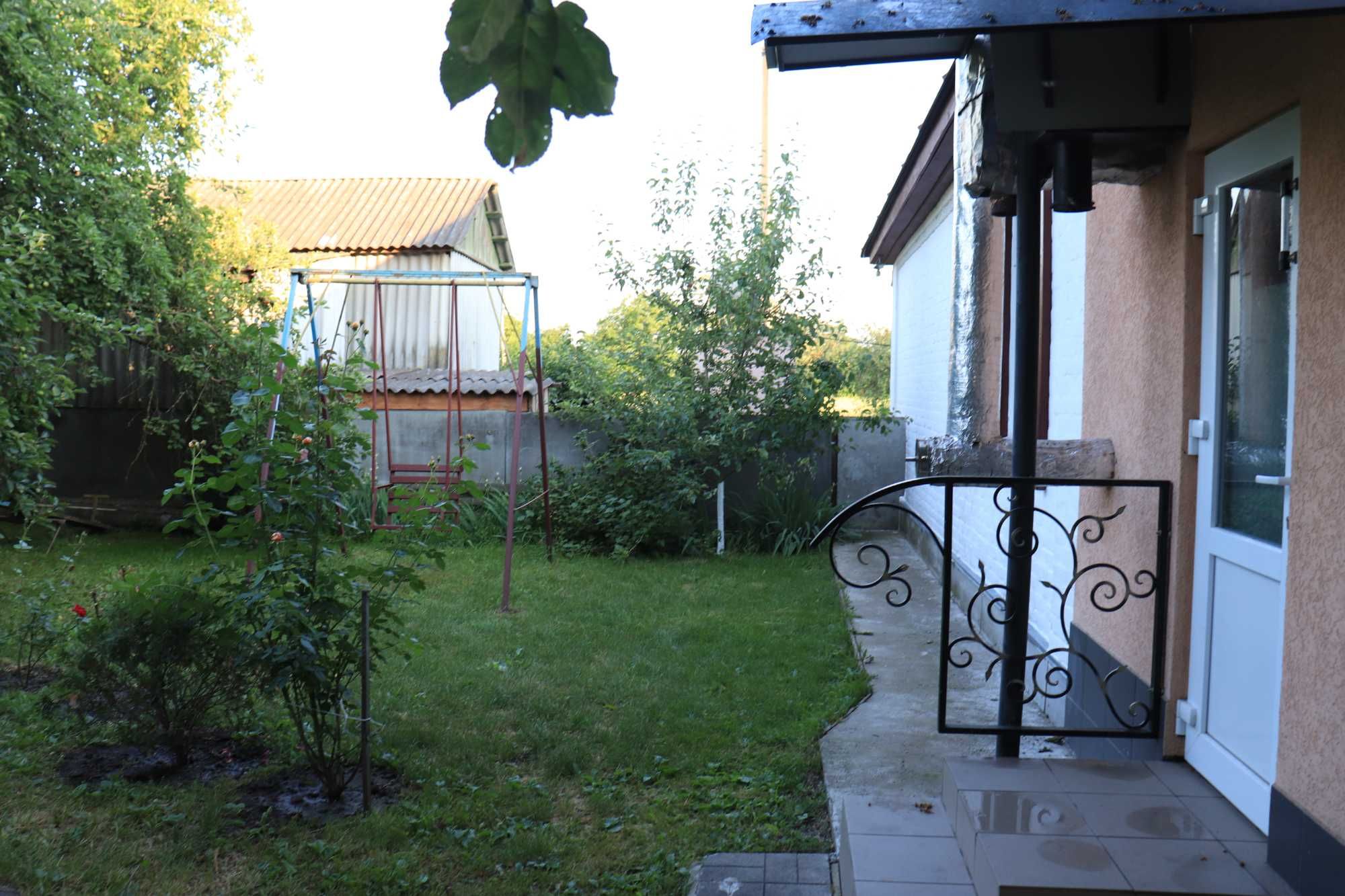 Продам дворище з 2-а будинками, госп. будівлями та земельною ділянкою