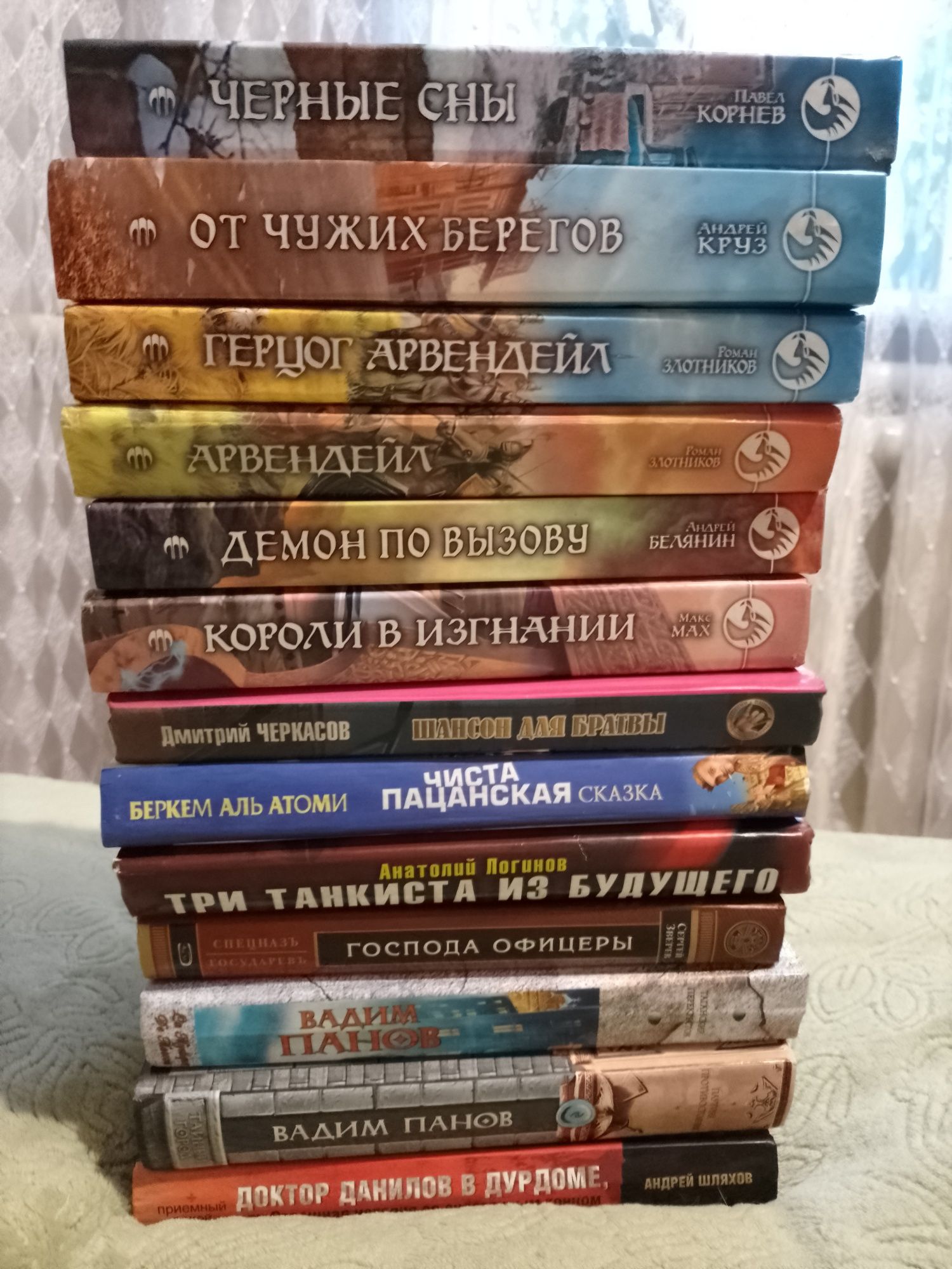 книги, бойовики та фантастика