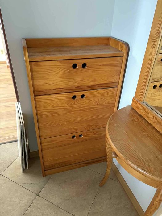 Drewniana sosnowa szafka na buty