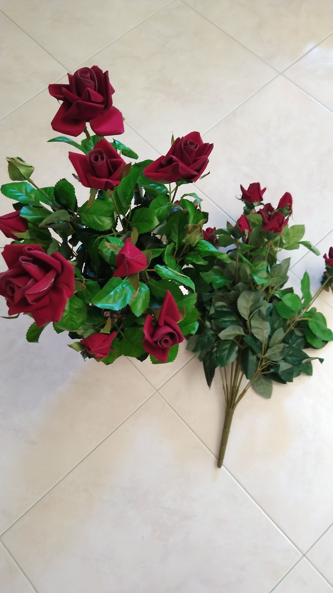Flores artificiais rosas em veludo